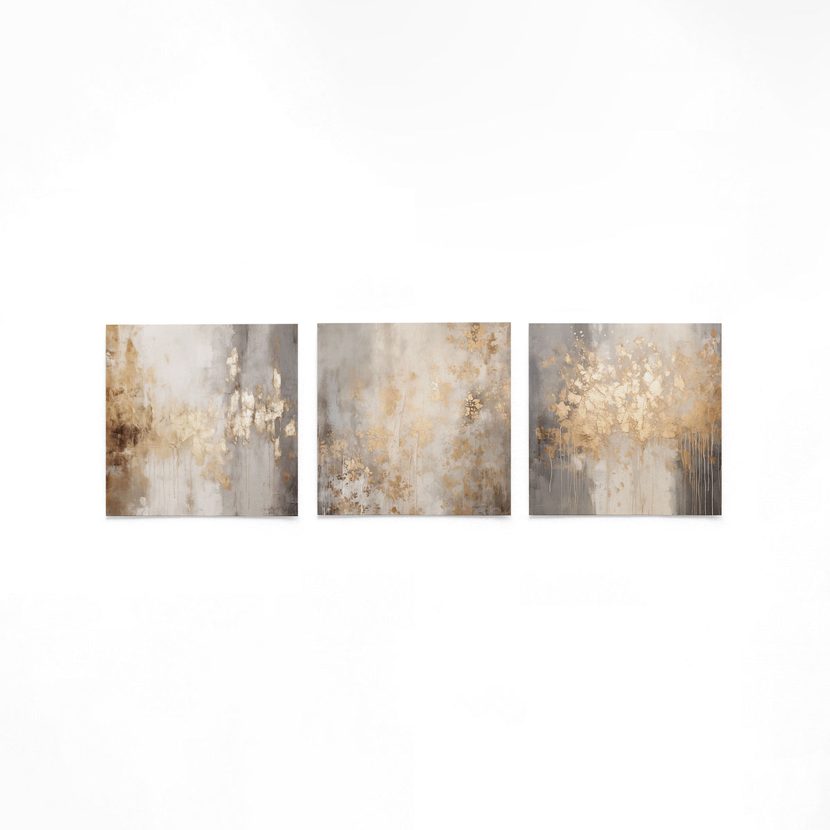 Drie vierkante posters met abstracte beige kunst op een gebroken witte achtergrond