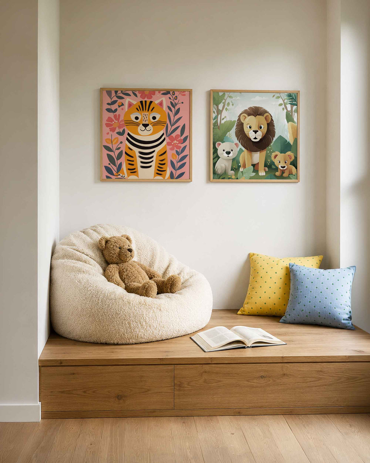 Interieurpresentatie van een tweedelige vierkante posterset met tijger en jungledieren