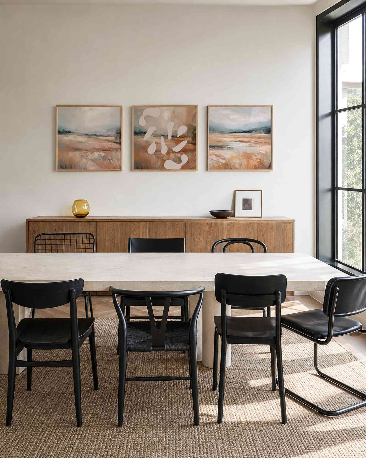 Interieurpresentatie van een driedelige vierkante posterset met abstracte landschappen
