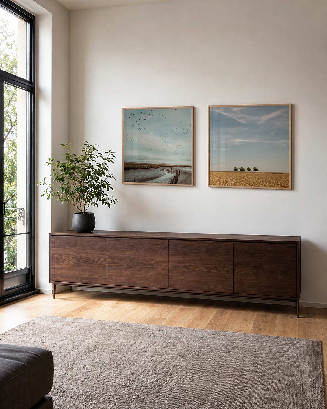 Interieur met vierkant fotografisch tweeluik vogels boven stille velden – Gerald Emming