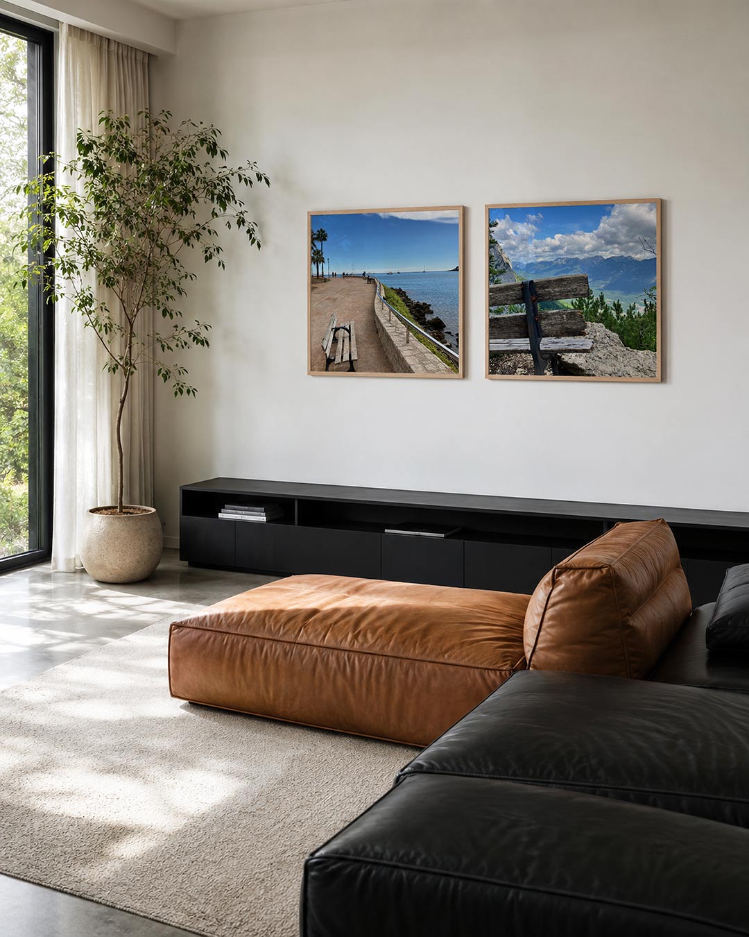 Interieur met vierkant fotografisch tweeluik banken aan zee en berg – Gerald Emming