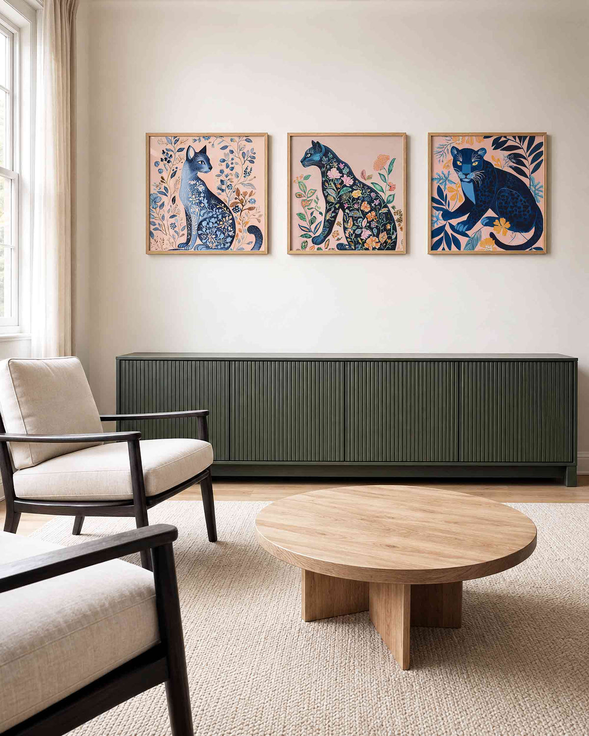 Interieurpresentatie van een driedelige vierkante posterset met blauwe katten