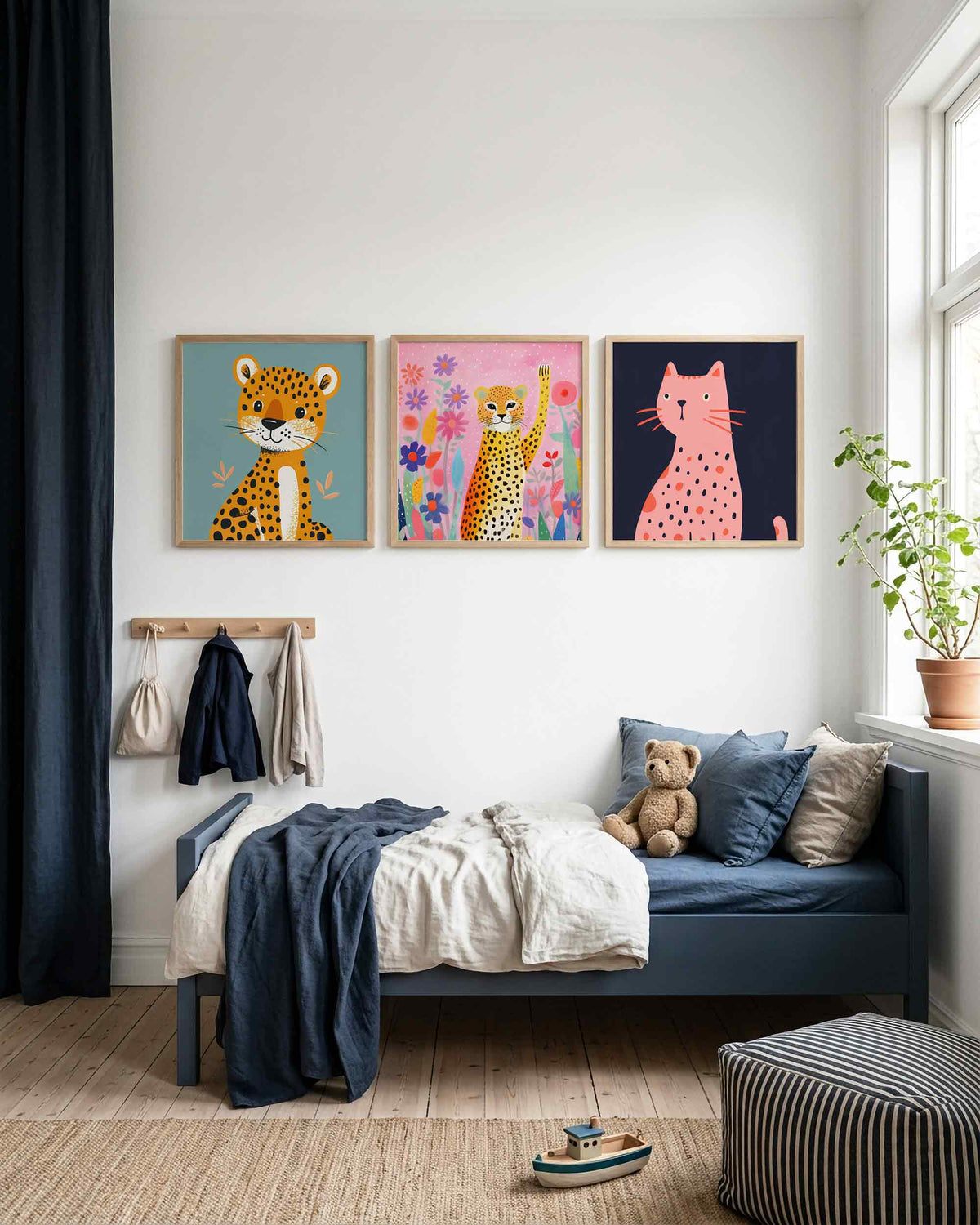 Interieurpresentatie van een driedelige vierkante posterset met grote katten
