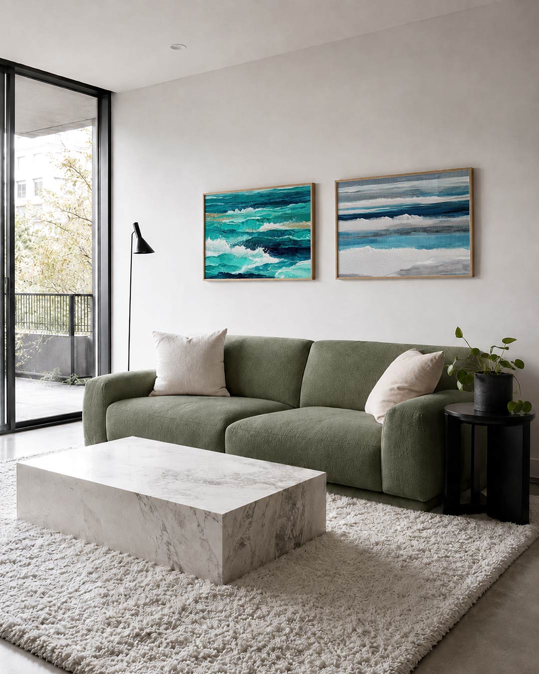 Tweedelige posterset met turquoise en witte golven, getoond in een interieur