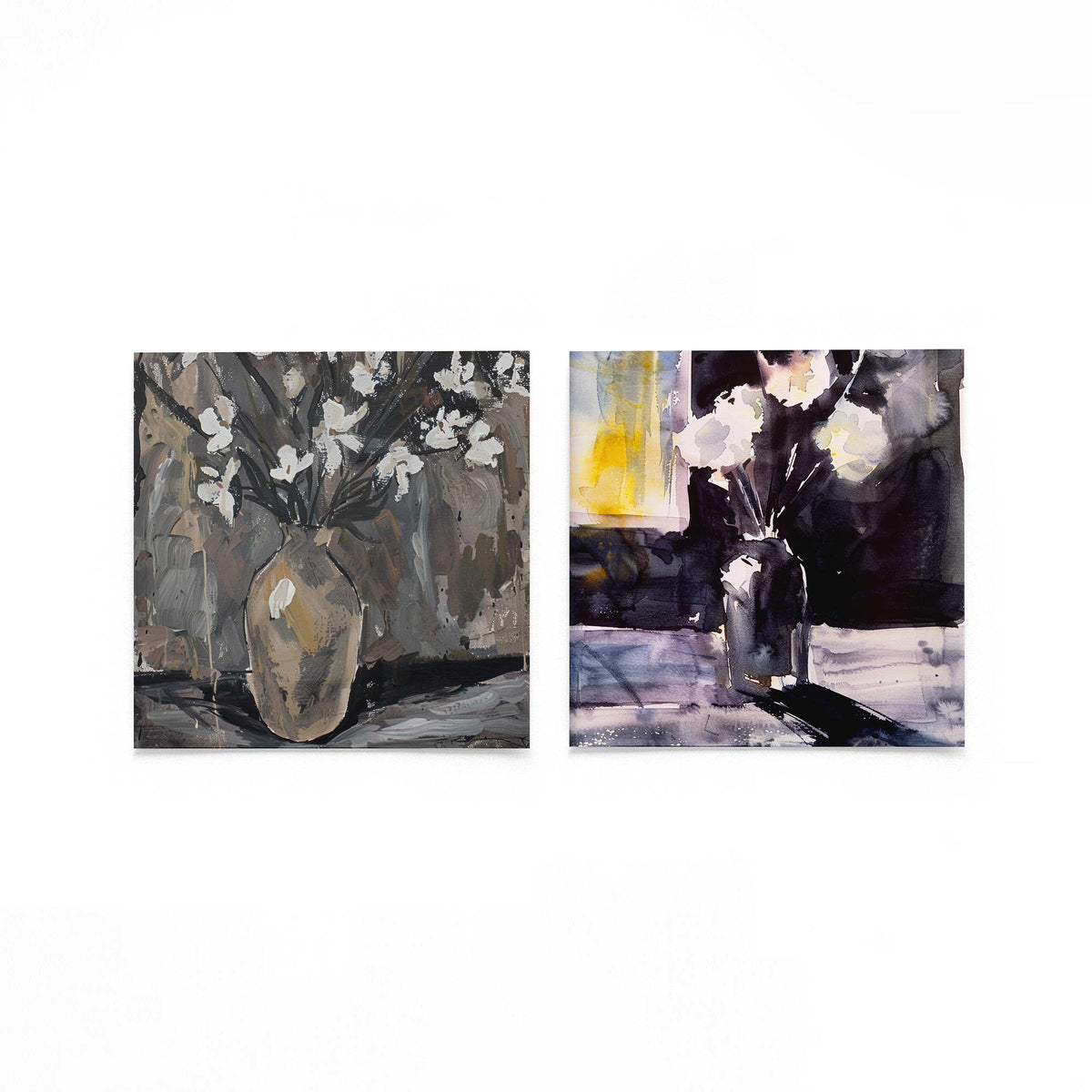 Twee vierkante posters met bloemen in vaas op een gebroken witte achtergrond