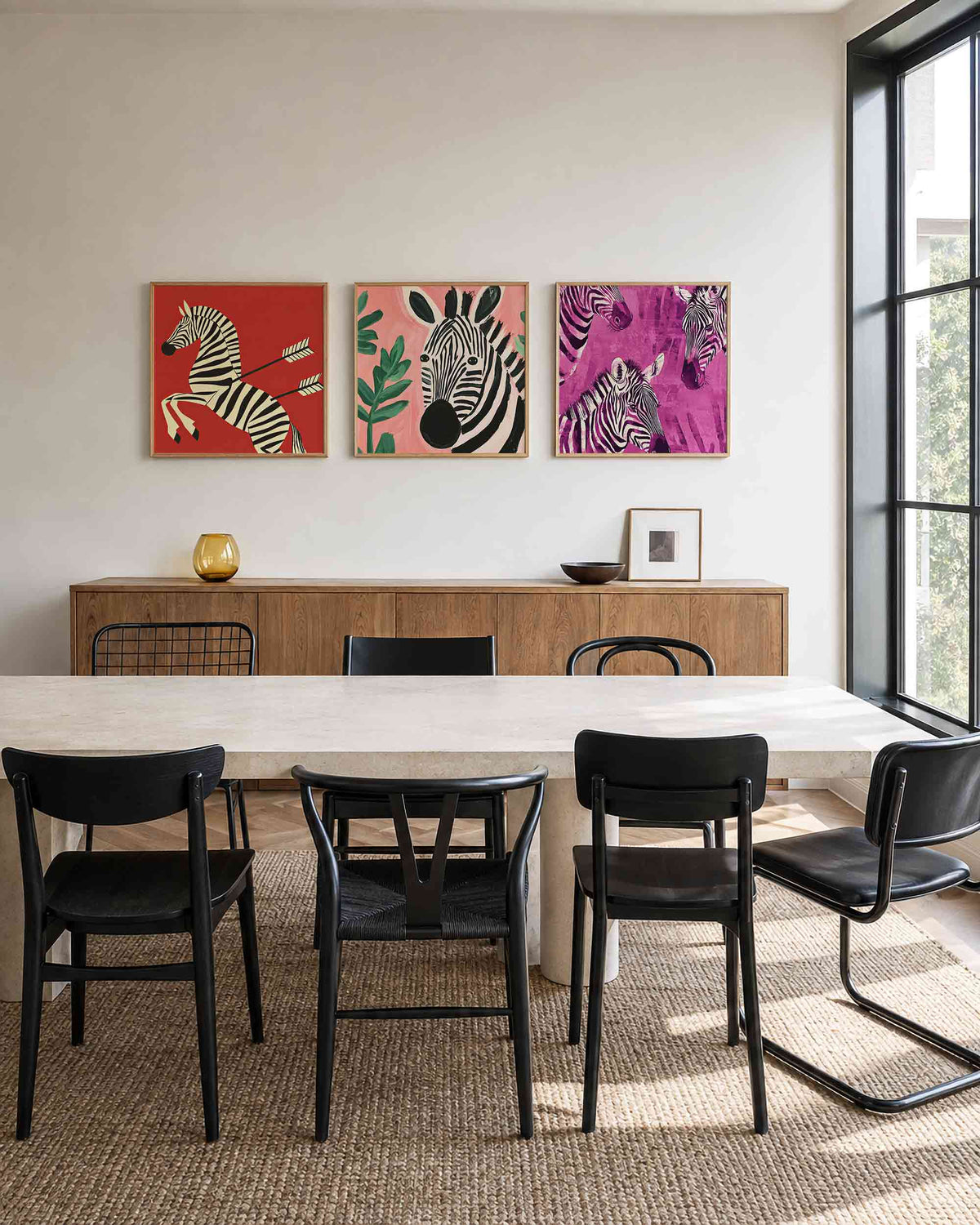 Interieurpresentatie van een driedelige vierkante posterset met zebra portretten