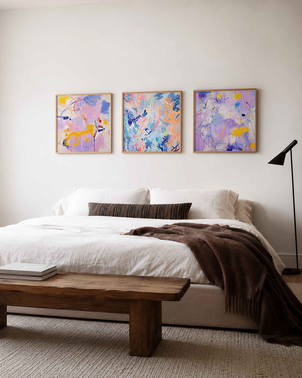 Interieurpresentatie van een driedelige vierkante posterset met abstracte kleurexpressie