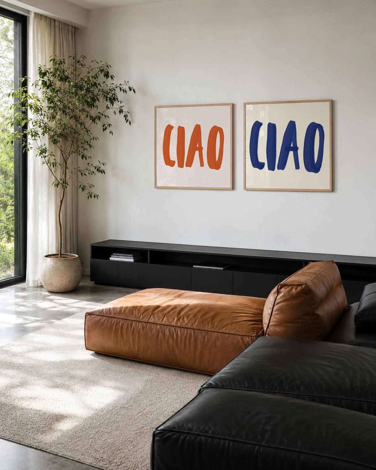 Interieurpresentatie van een tweedelige vierkante posterset met ciao lettering