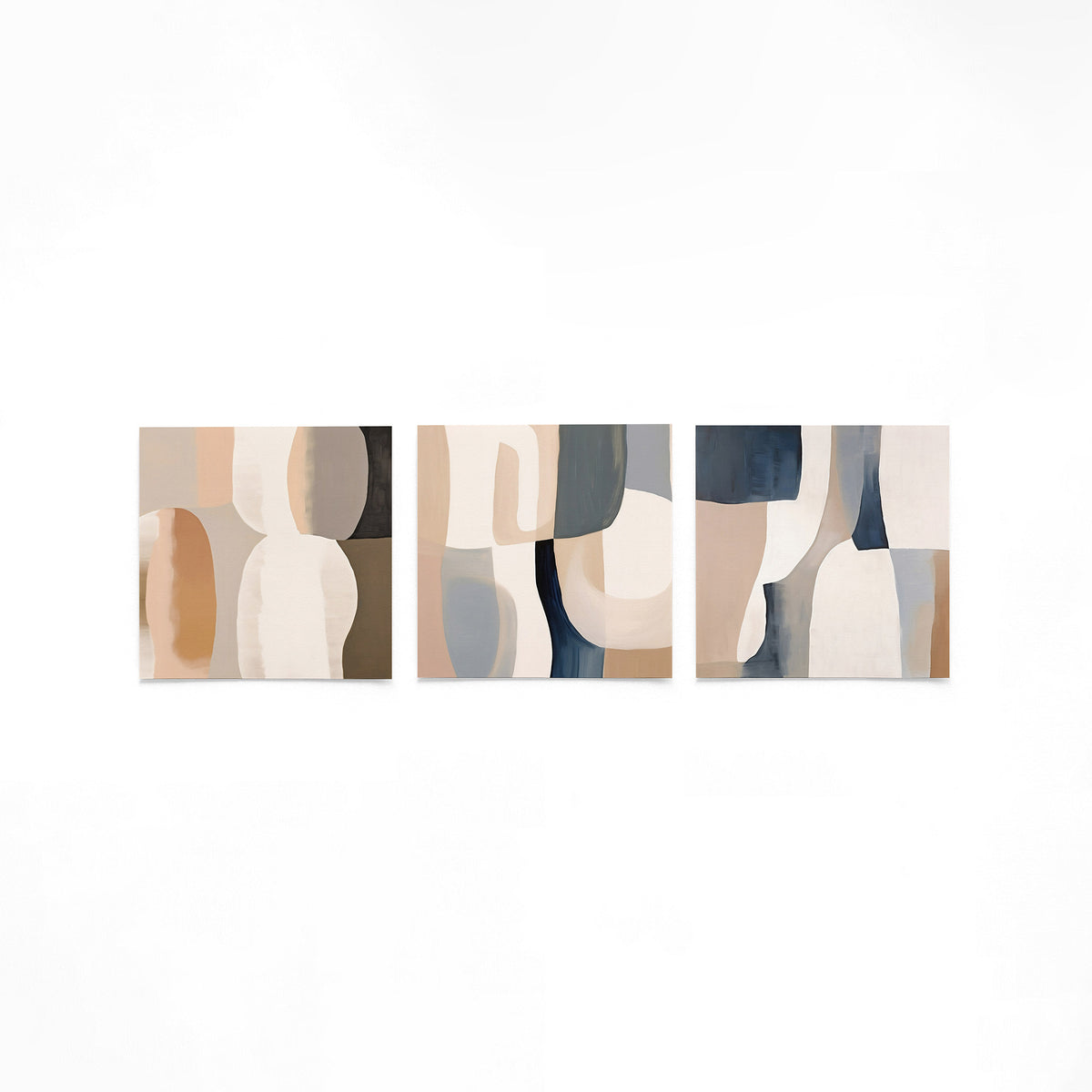 Drie vierkante posters met abstracte vormen op een gebroken witte achtergrond