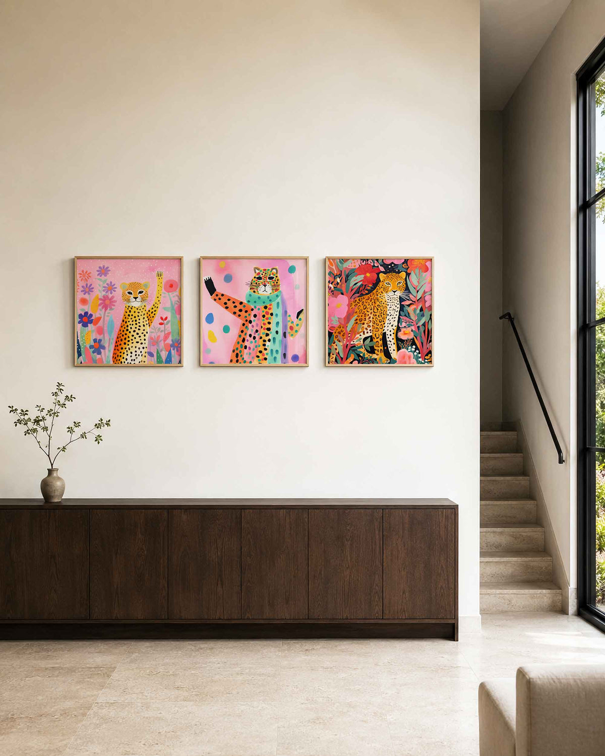Interieurpresentatie van een driedelige vierkante posterset met gevlekte luipaarden