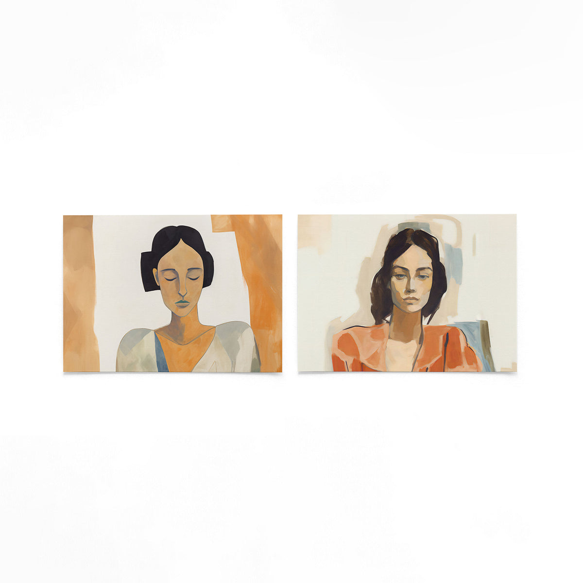 Twee liggende posters met een serene compositie met zachte, aardse tinten op een gebroken witte achtergrond