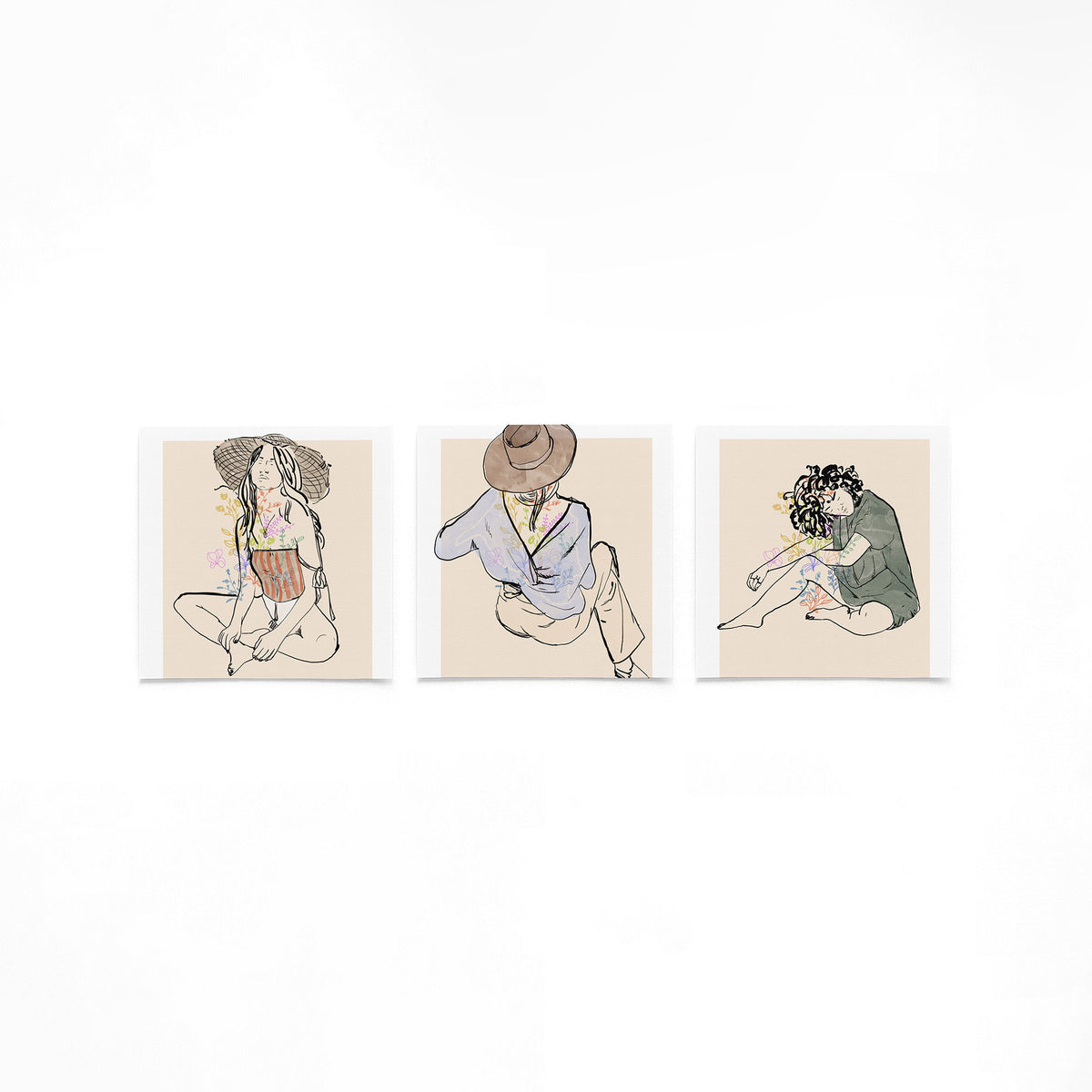 Drie vierkante posters met vrouwen en bloemen op een gebroken witte achtergrond