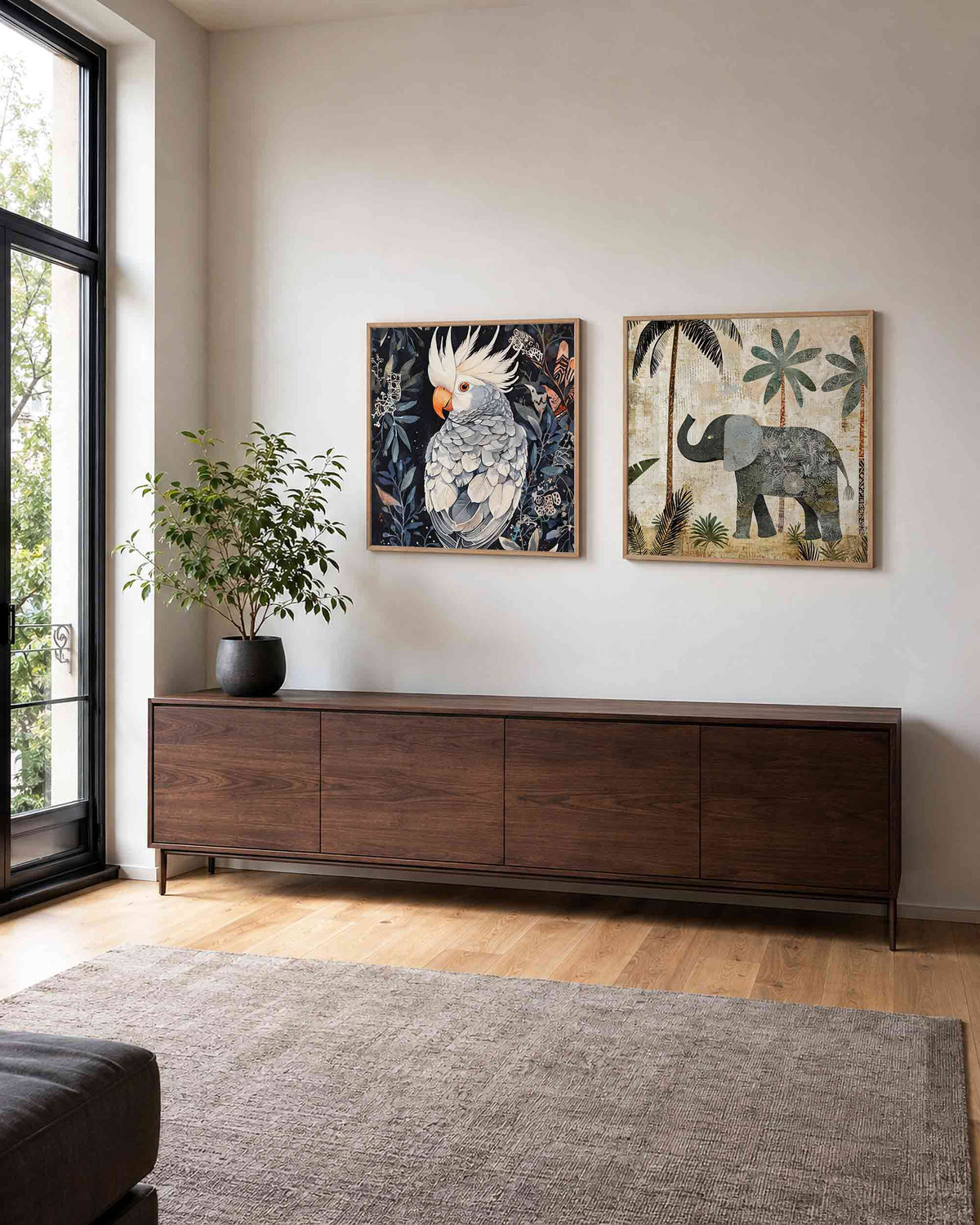 Interieurpresentatie van een tweedelige vierkante posterset met kaketoe en olifant