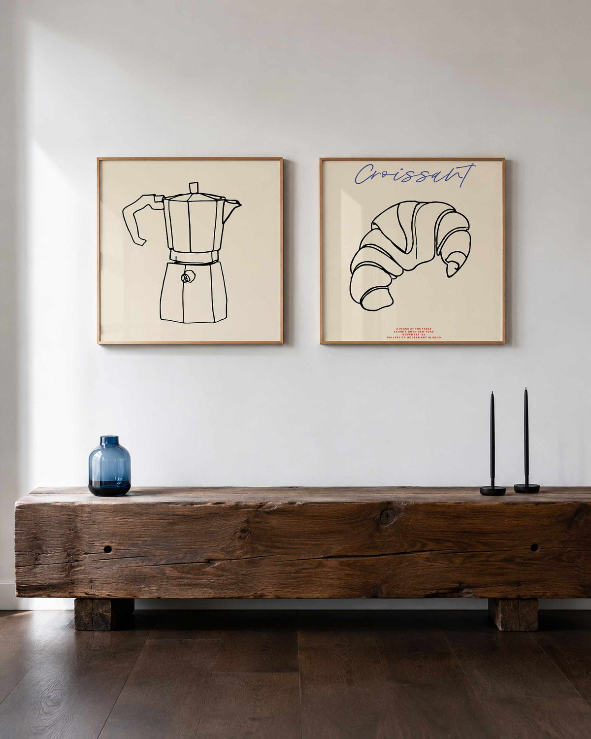 Interieurpresentatie van een tweedelige vierkante posterset met espressopot en croissant