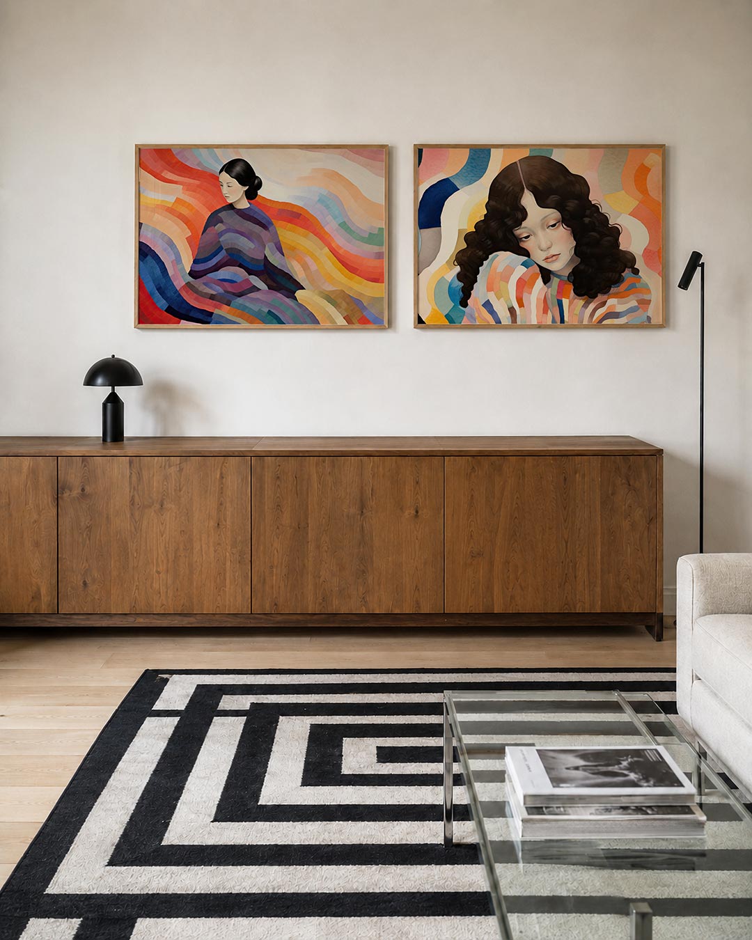 Twee liggende posters met een vrouw omgeven door golvende kleurbanen, aan de muur in een interieur
