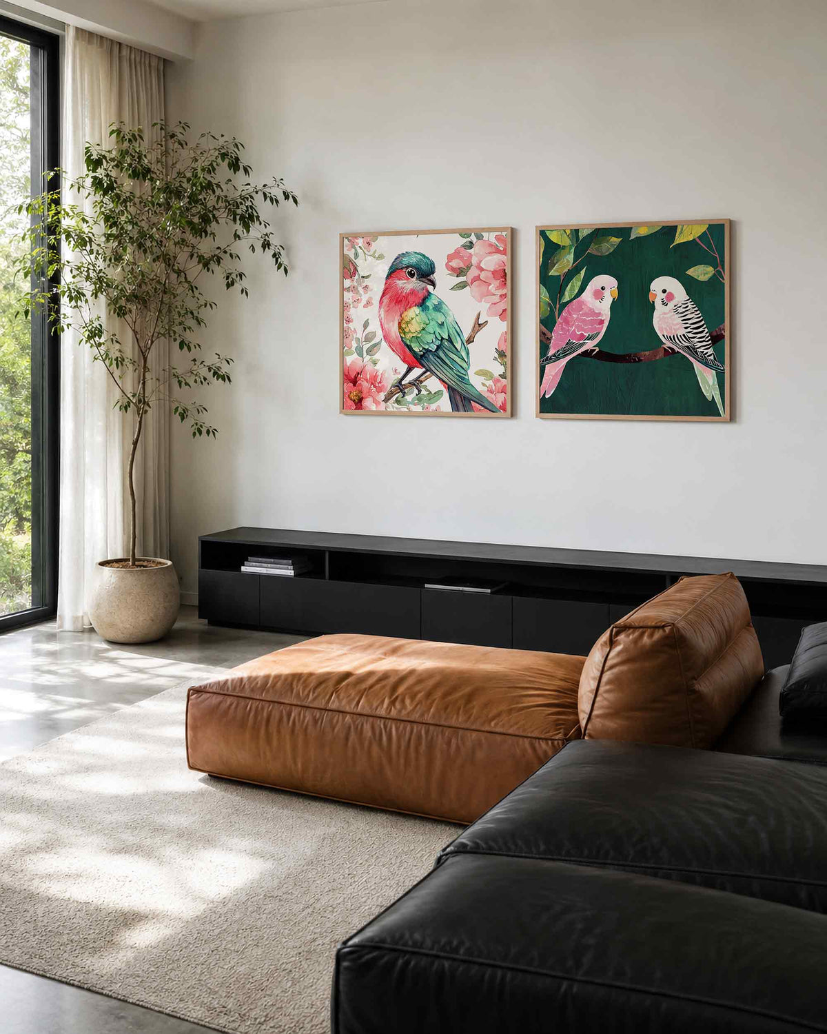 Interieurpresentatie van een tweedelige vierkante posterset met kleurrijke vogels