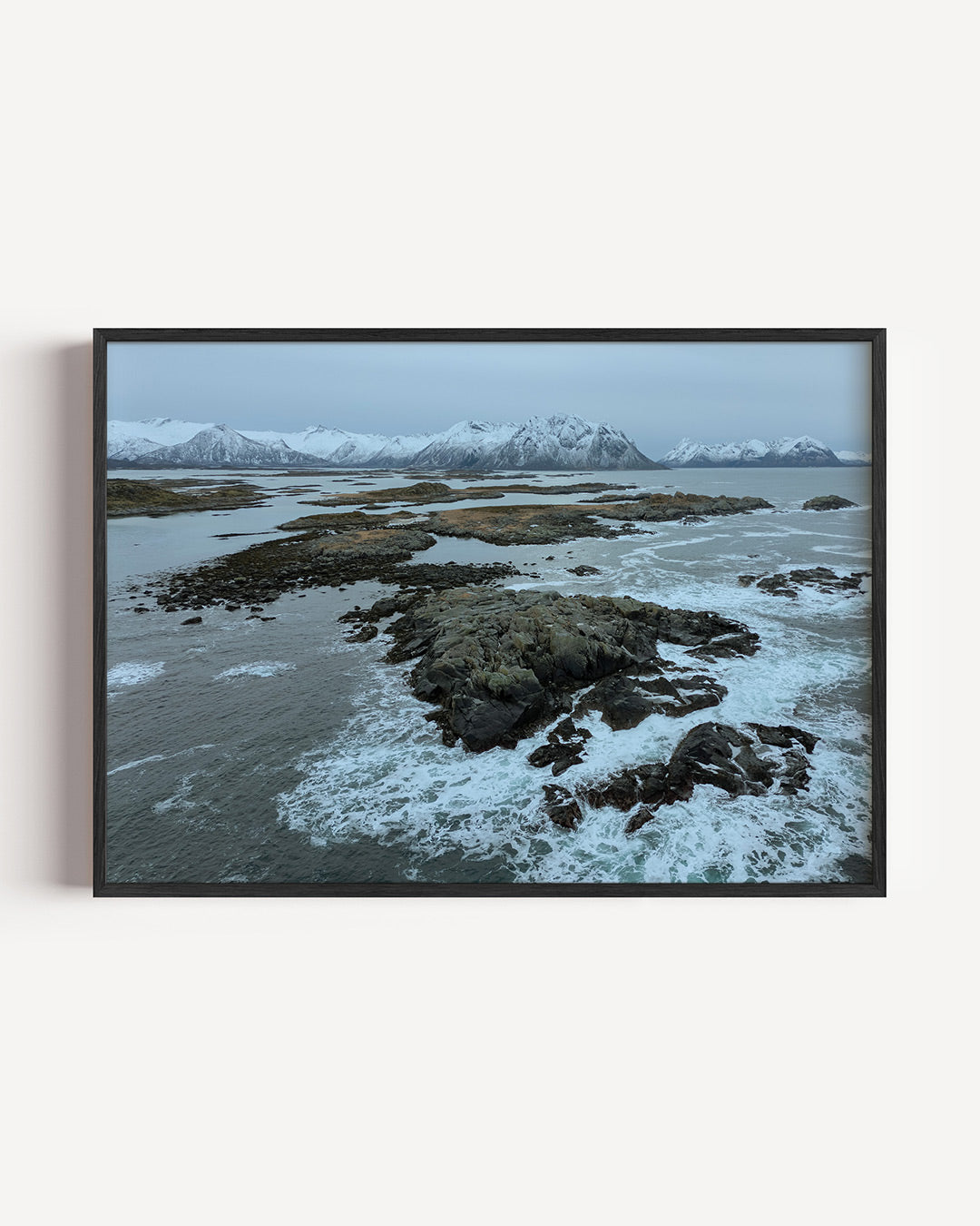 Kustlandschap met bergen Poster