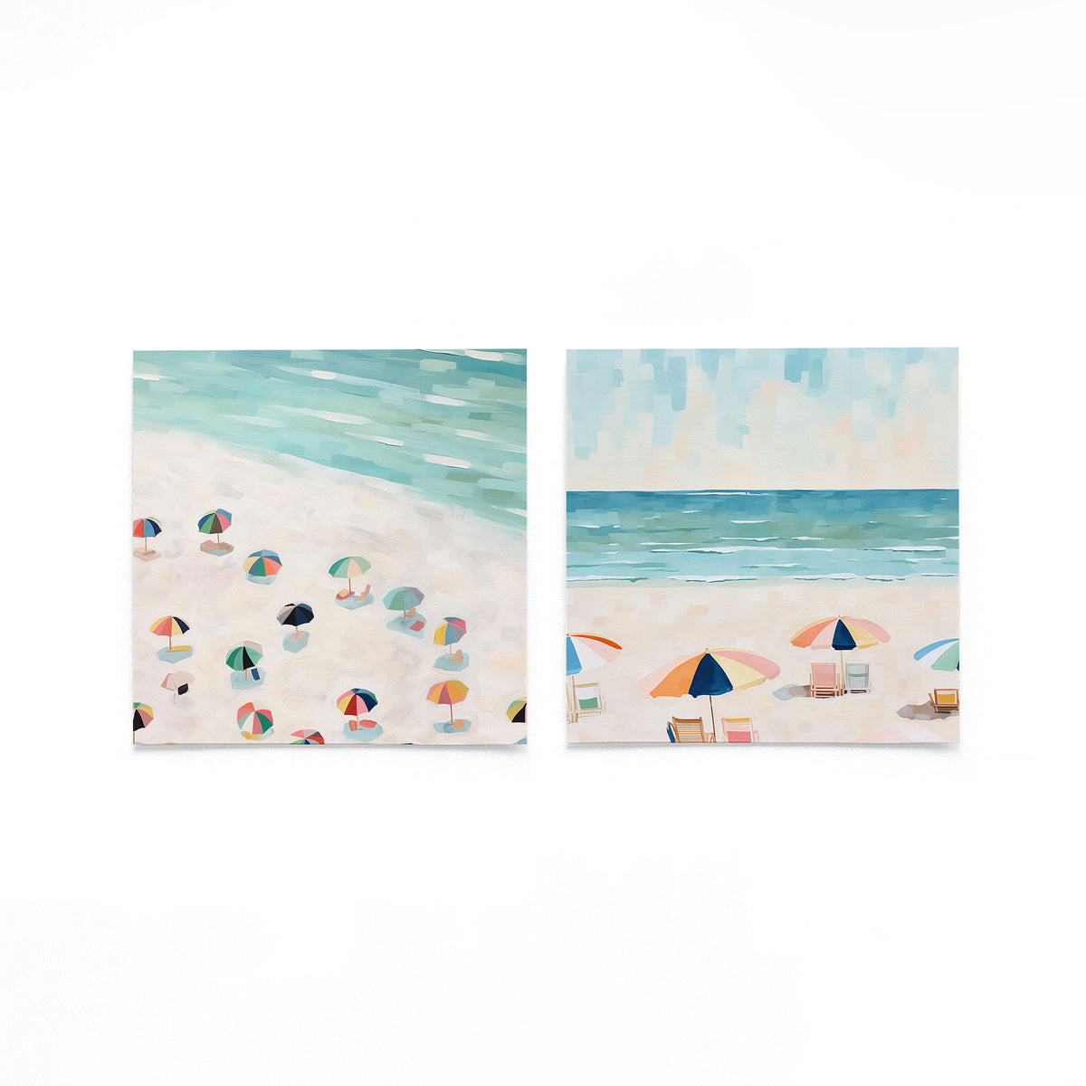 Twee vierkante posters met strand en parasols op een gebroken witte achtergrond