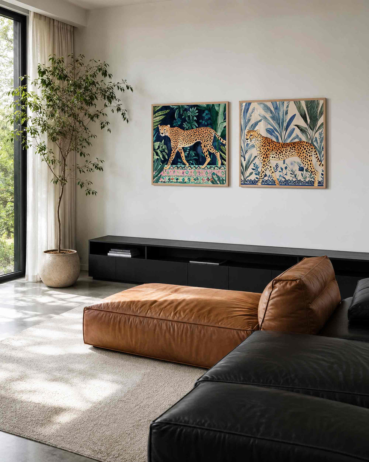Interieurpresentatie van een tweedelige vierkante posterset met jachtluipaarden in bladeren