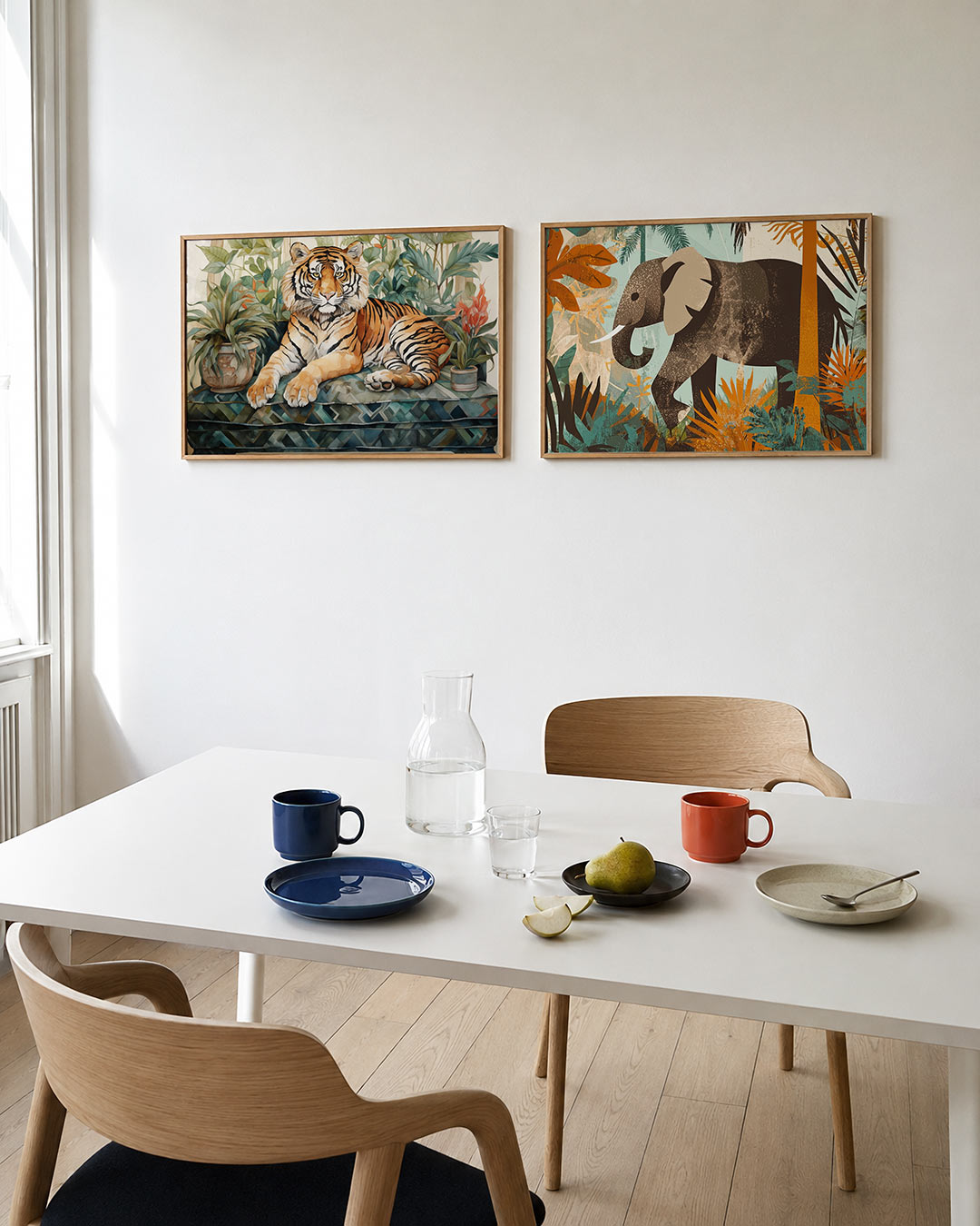 Tweedelige posterset met een majestueuze tijger tussen weelderige groene planten, getoond in een interieur
