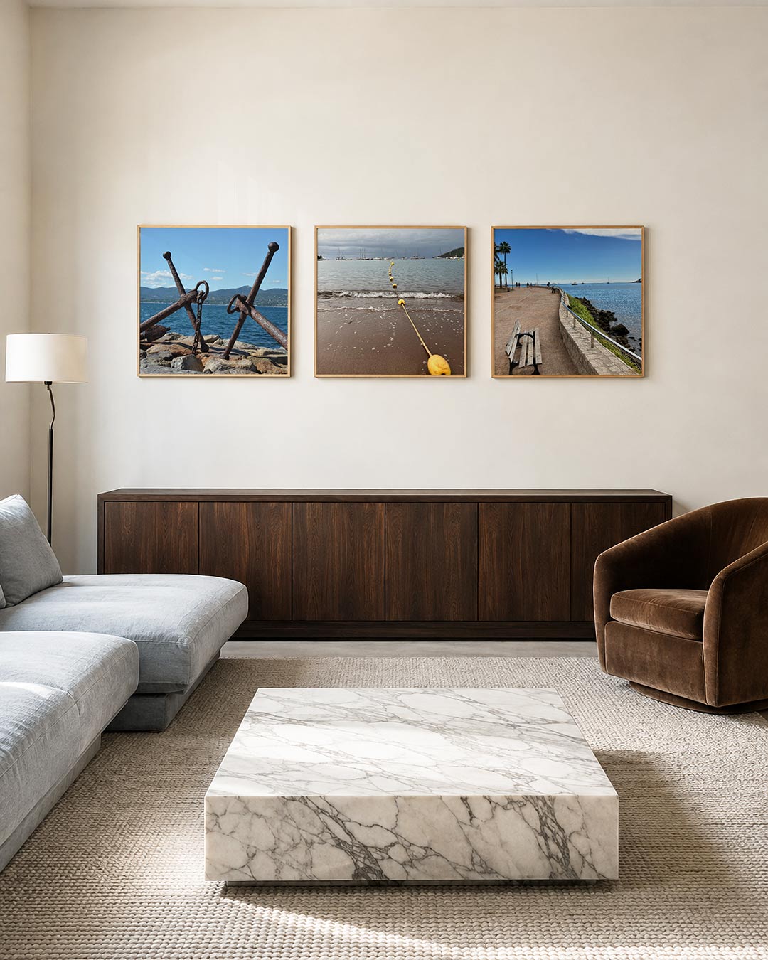Interieur met vierkant fotografisch drieluik kustlijn in blauw – Gerald Emming