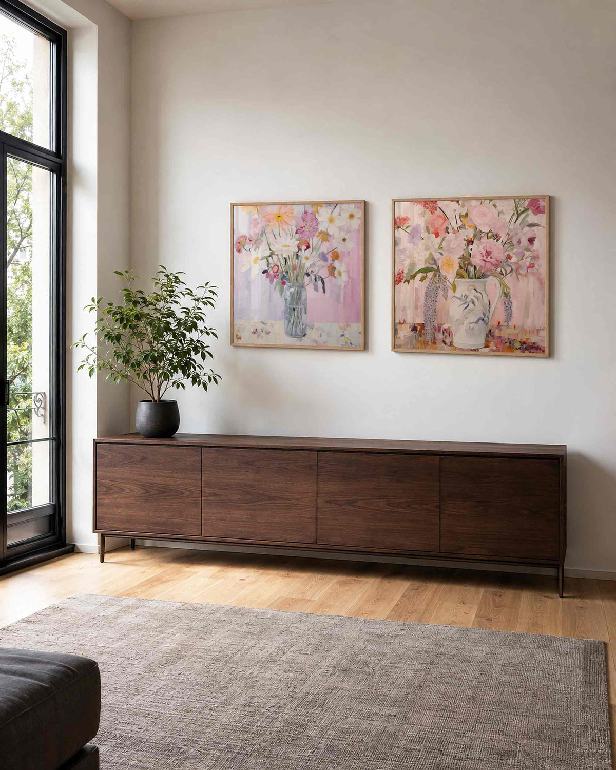 Interieurpresentatie van een tweedelige vierkante posterset met bloemen in vazen