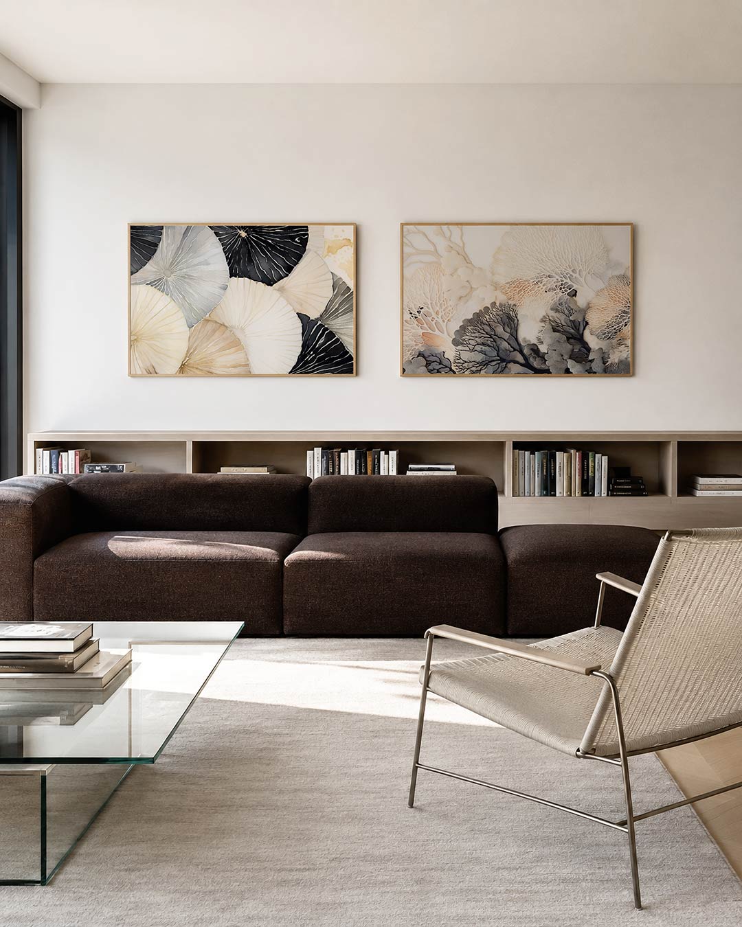 Twee liggende posters met overlappende cirkelvormen in zachte tinten van zwart, grijs en beige, aan de muur in een interieur
