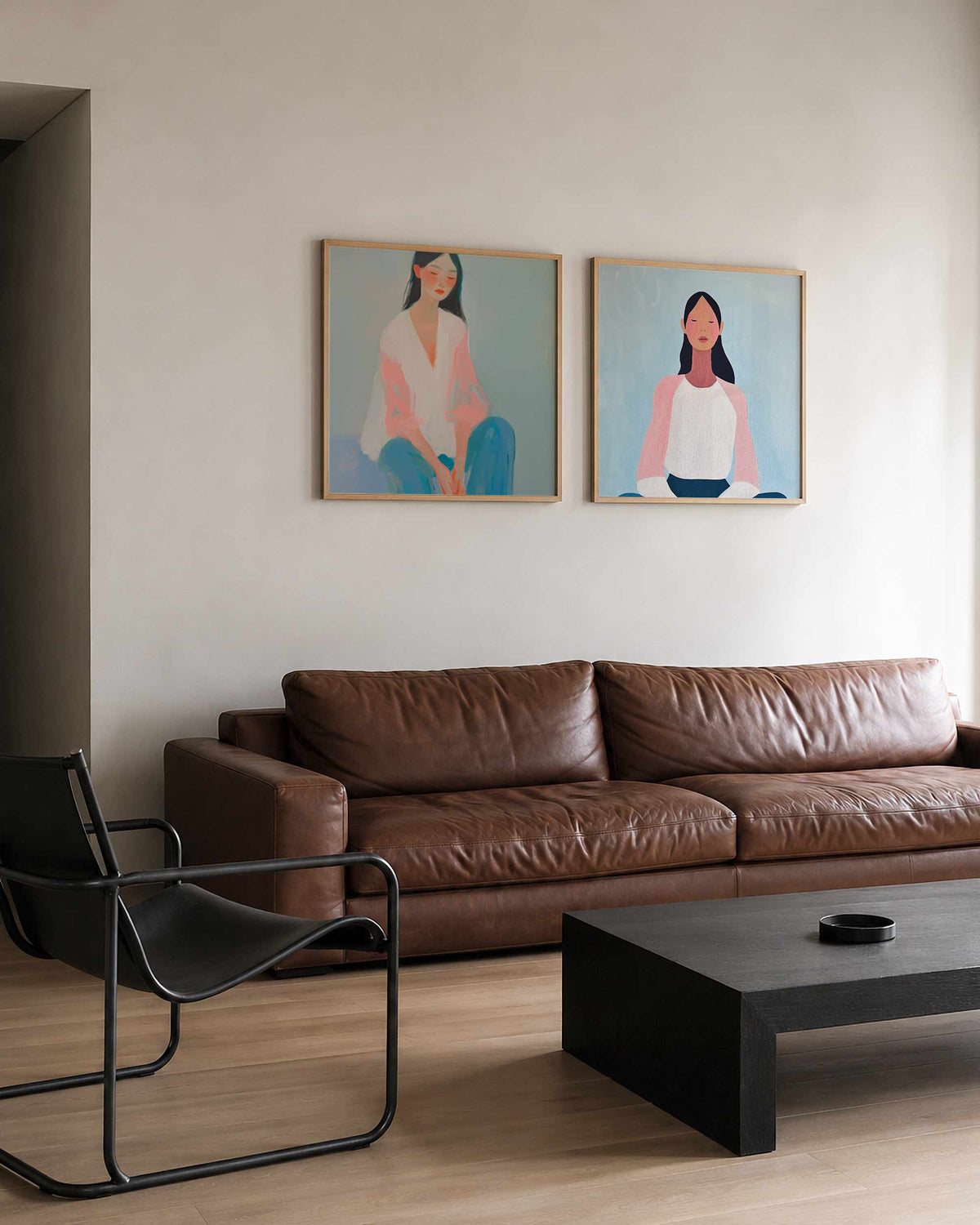 Interieurpresentatie van een tweedelige vierkante posterset met vrouwenportretten