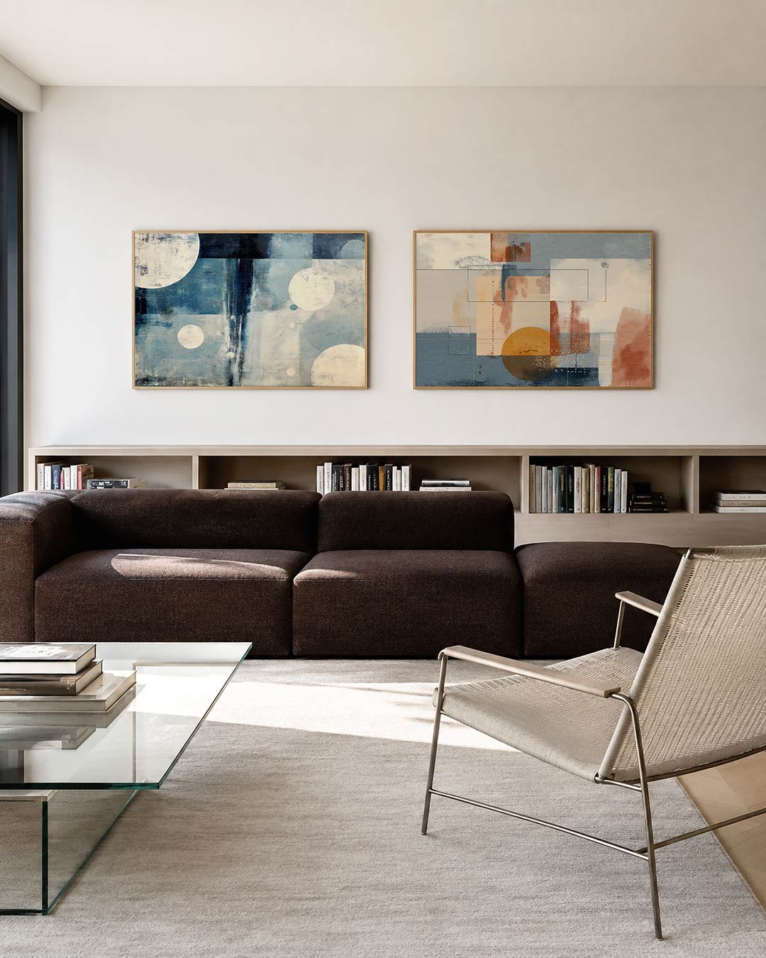 Twee liggende posters met een spel van grote witte cirkels, aan de muur in een interieur
