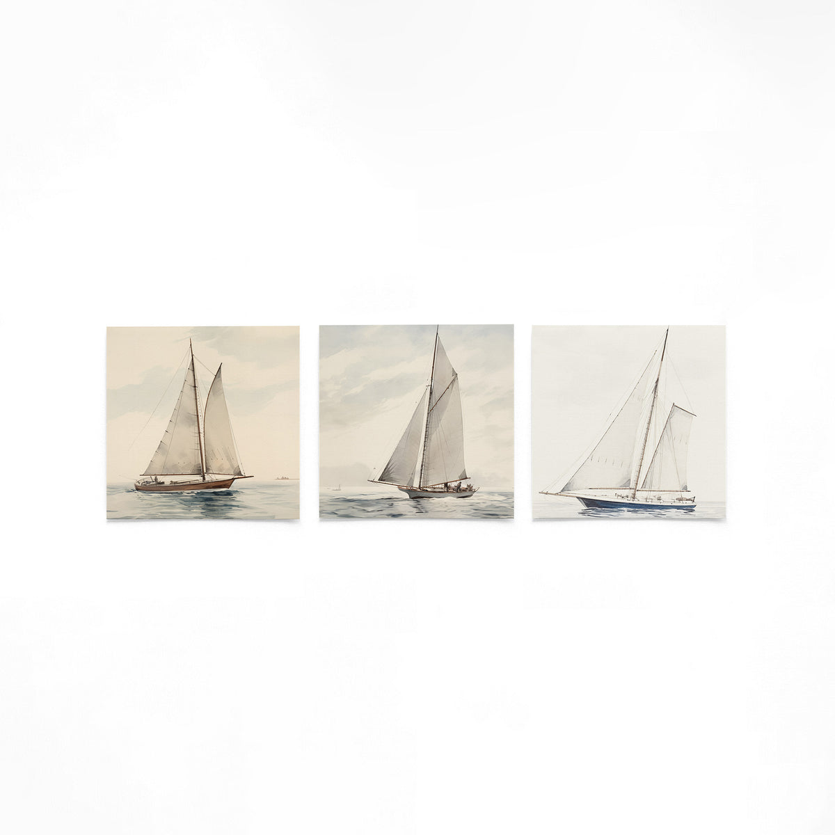 Drie vierkante posters met zeilboten op zee op een gebroken witte achtergrond