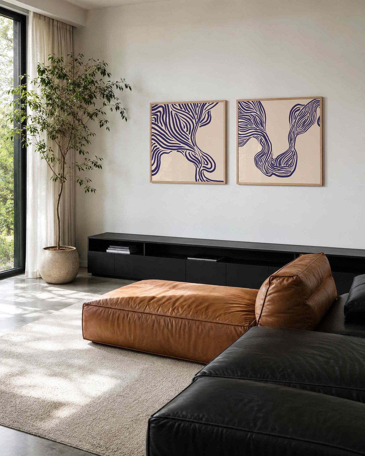 Interieurpresentatie van een tweedelige vierkante posterset met golvende lijnen