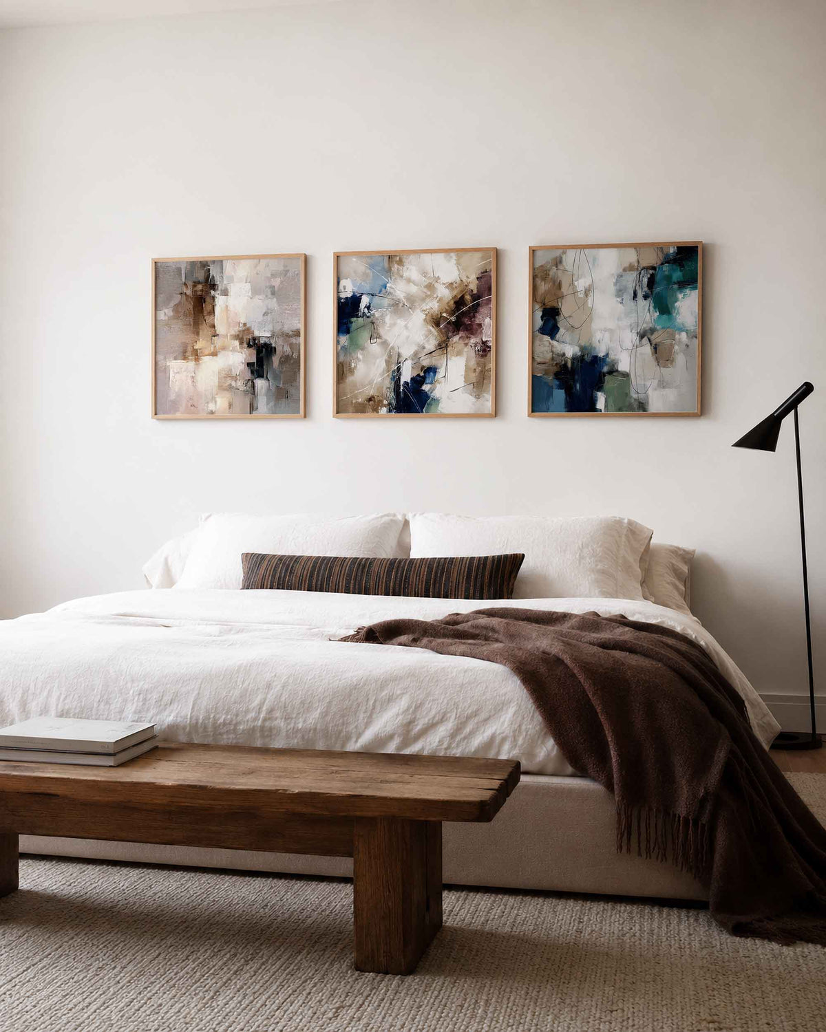 Interieurpresentatie van een driedelige vierkante posterset met abstracte vlakken
