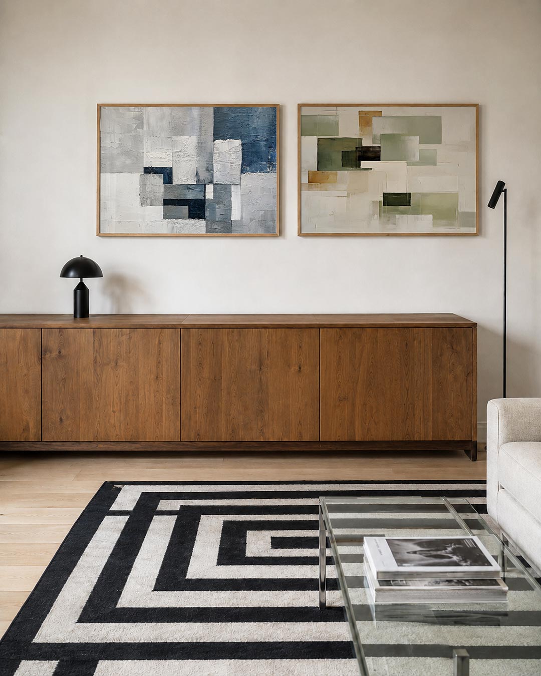 Tweedelige posterset met een spel van rechthoeken in grijstinten en blauw, getoond in een interieur