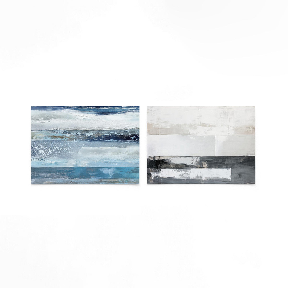 Twee liggende posters met een spel van blauwe en witte tinten op een gebroken witte achtergrond