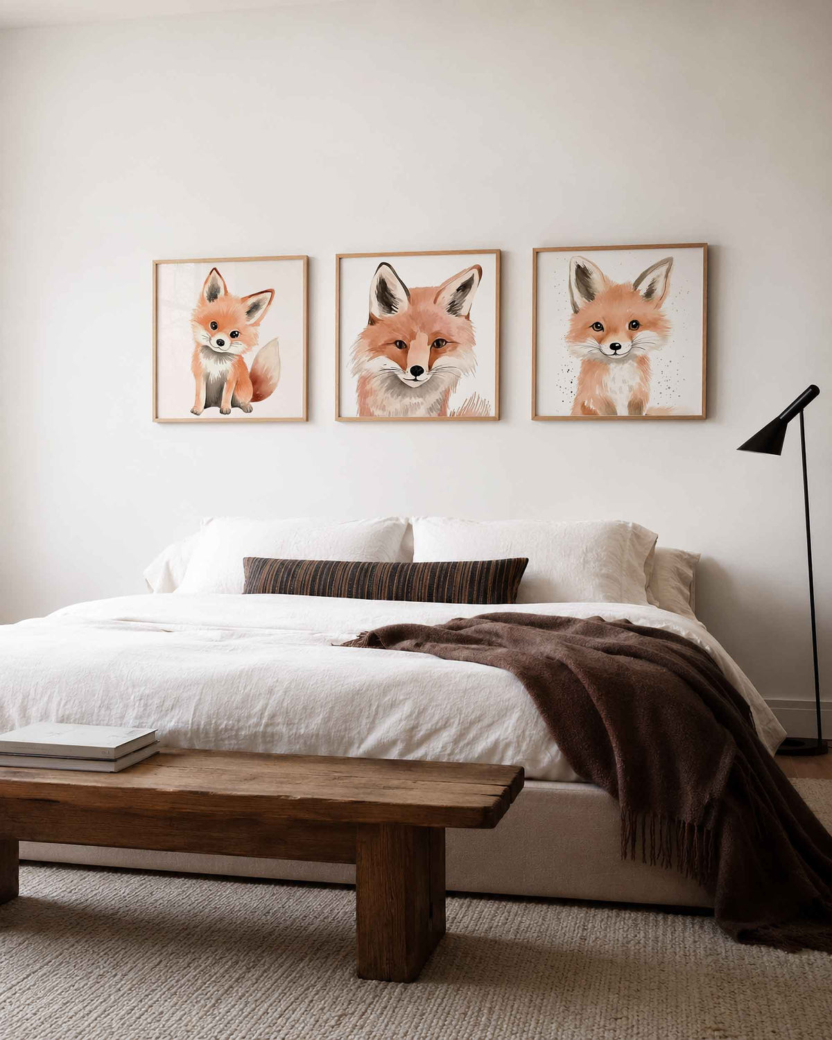 Interieurpresentatie van een driedelige vierkante posterset met vosjes illustraties