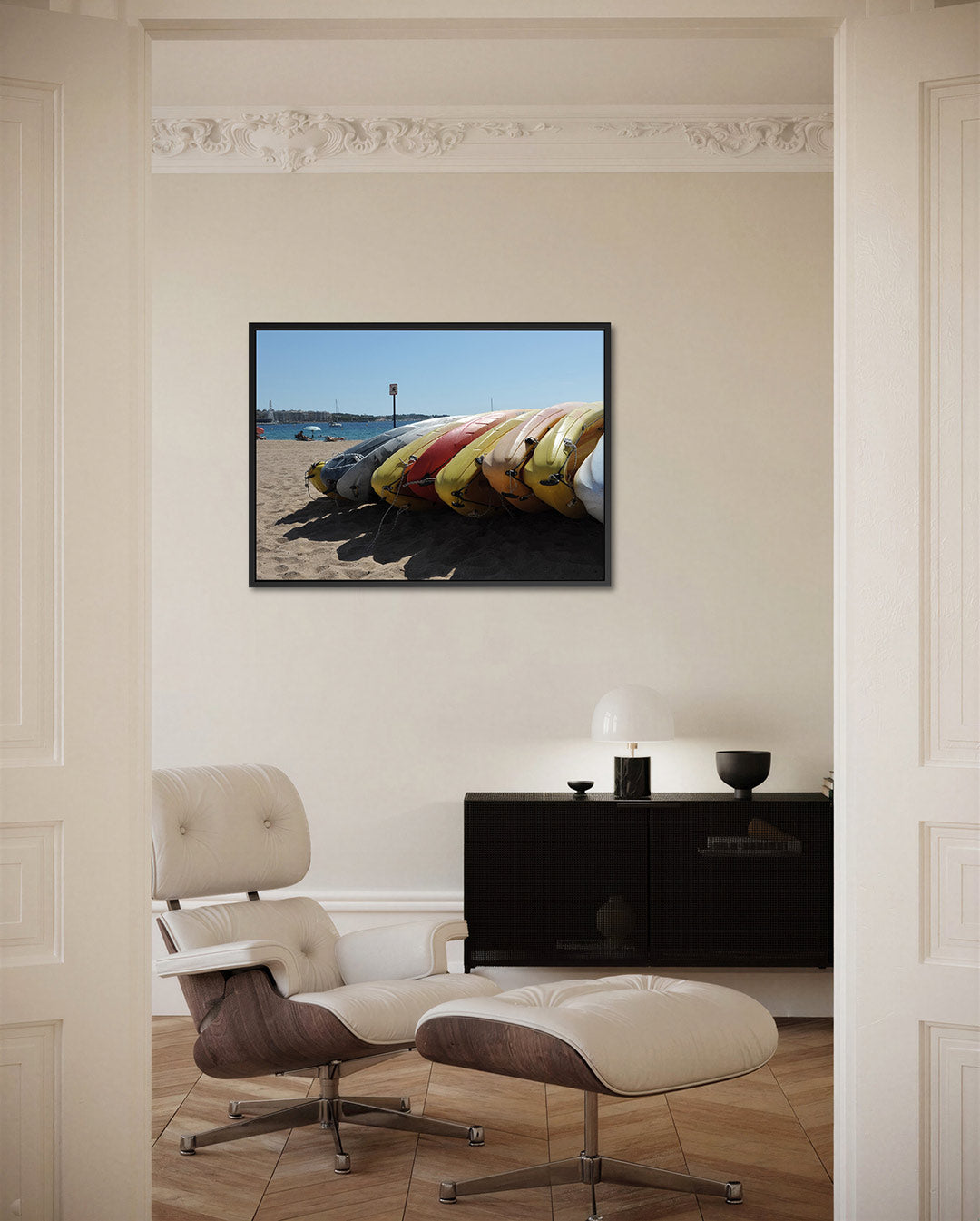 Kleurrijke kajaks op strand Kunstwerk