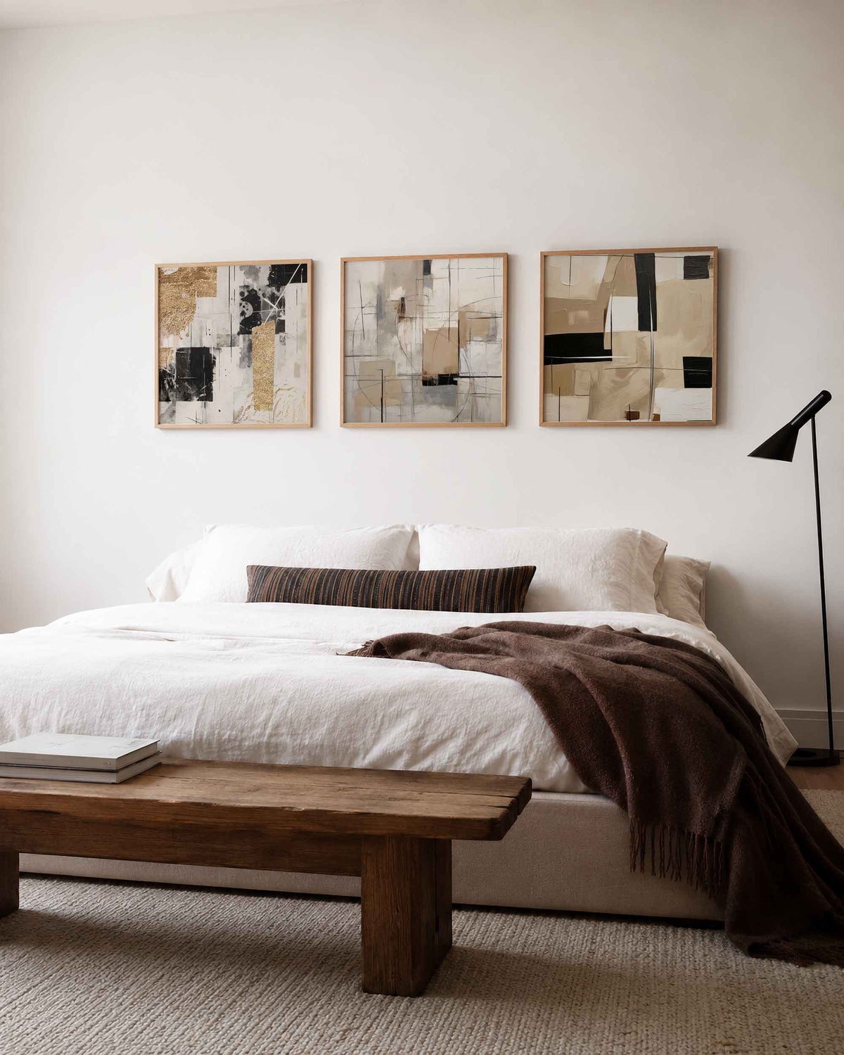 Interieurpresentatie van een driedelige vierkante posterset met abstracte beige goud