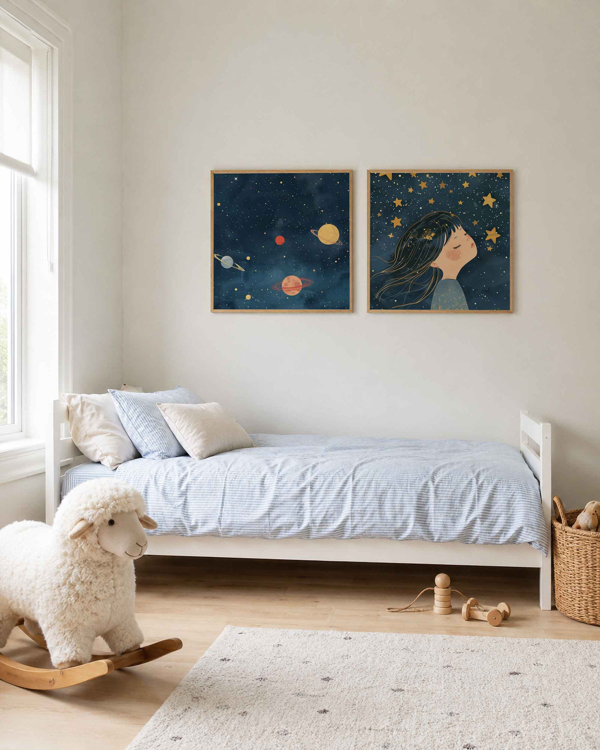 Interieurpresentatie van een tweedelige vierkante posterset met planeten en sterren