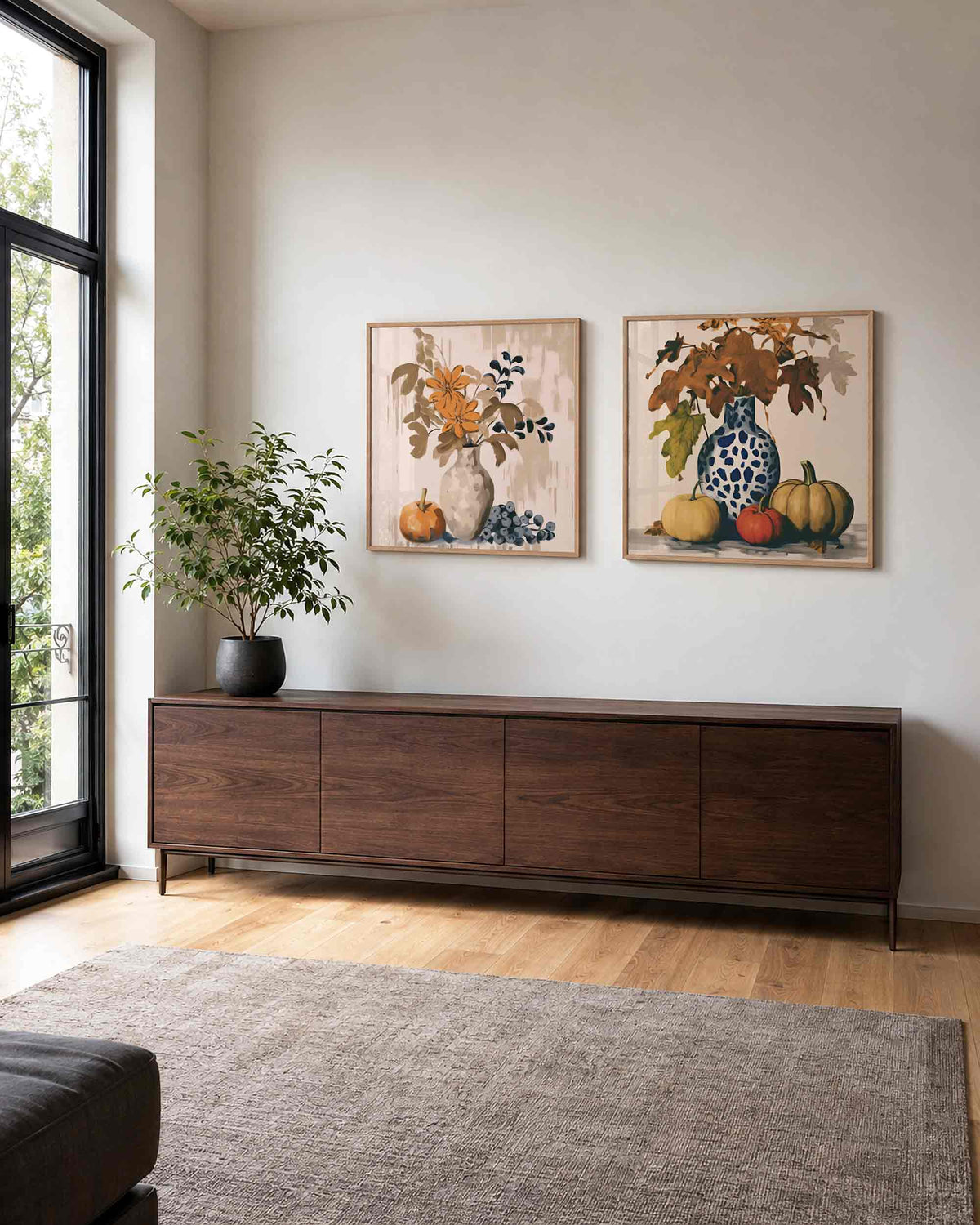 Interieurpresentatie van een tweedelige vierkante posterset met bloemen en pompoenen
