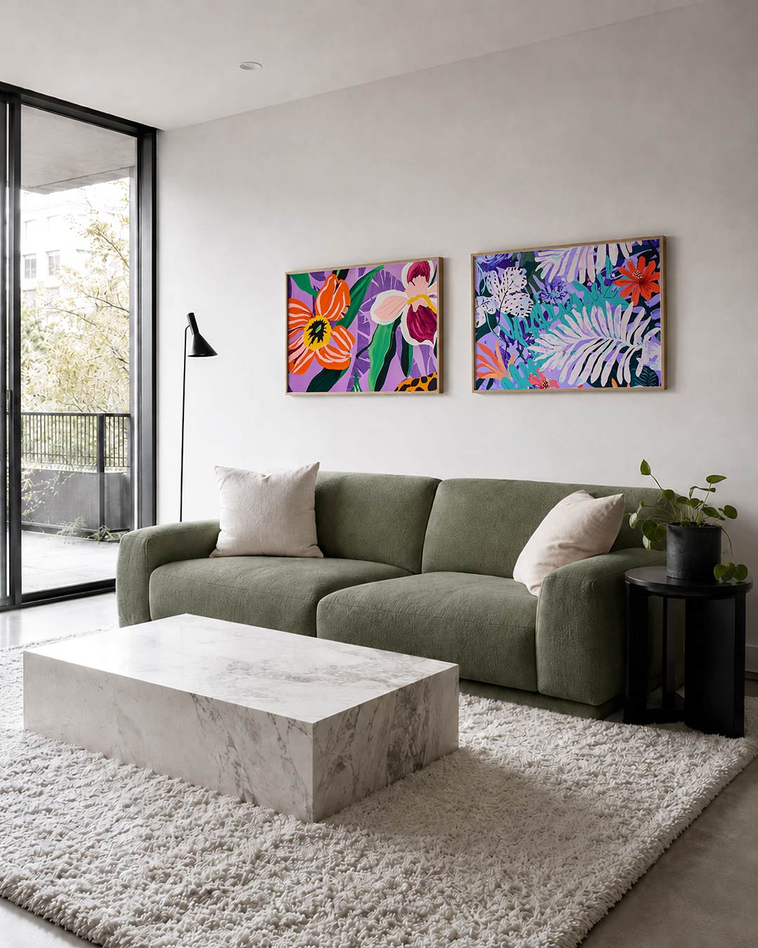 Twee liggende posters met levendige bloemen tegen een paarse achtergrond, aan de muur in een interieur