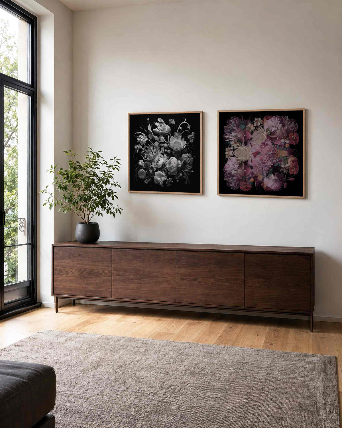 Interieurpresentatie van een tweedelige vierkante posterset met bloemen op zwarte achtergrond