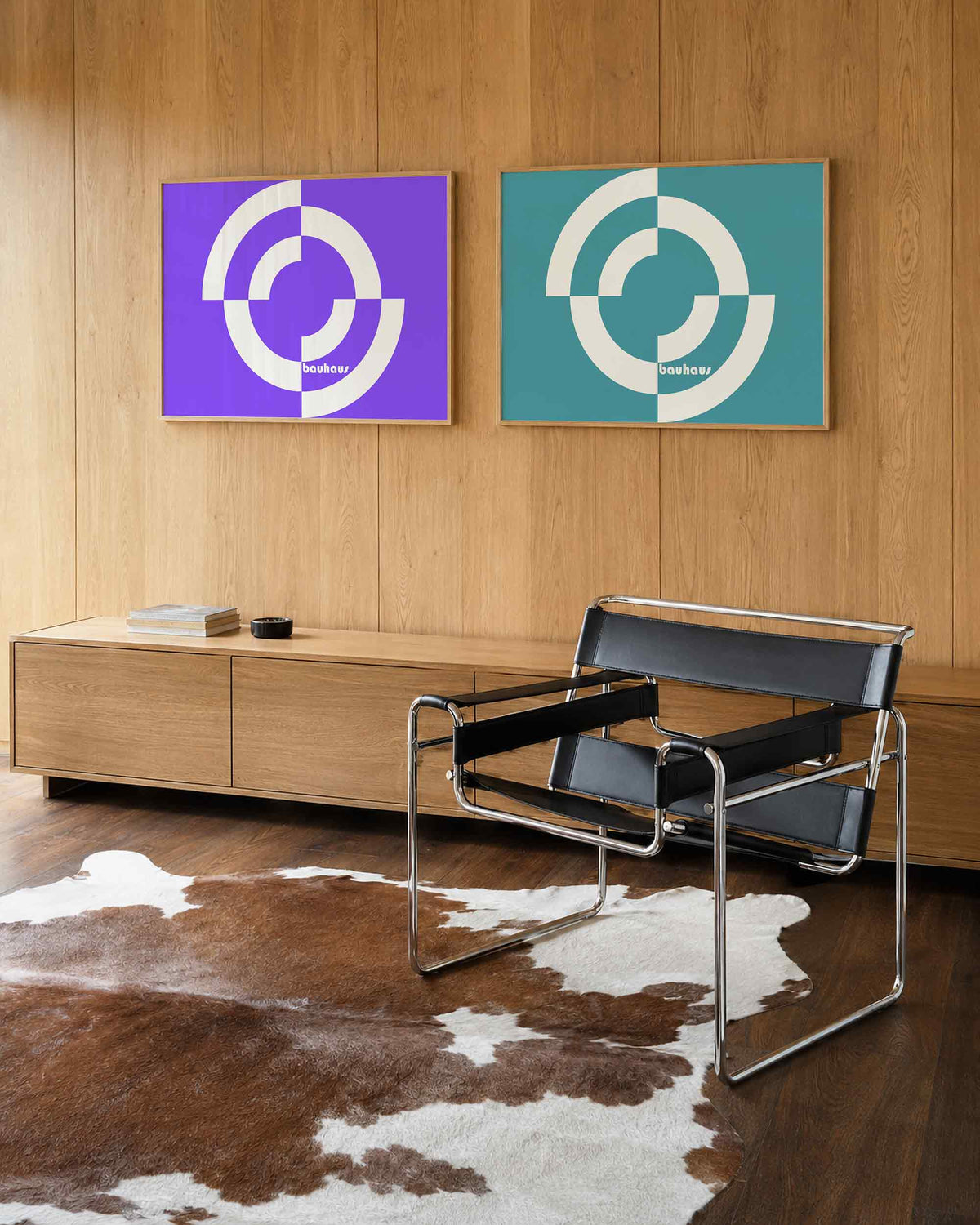 Interieurmockup van tweedelige landscape-posterset met witte cirkels op paars en turkoois