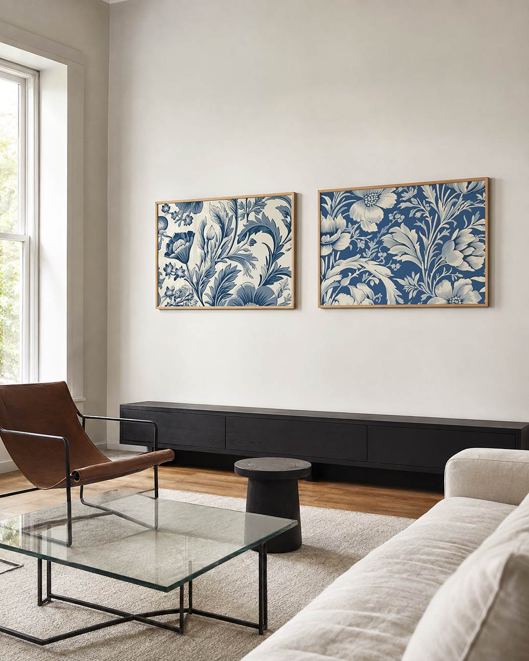 Tweedelige posterset met een weelderige verzameling van blauwe bloemen en bladeren, getoond in een interieur