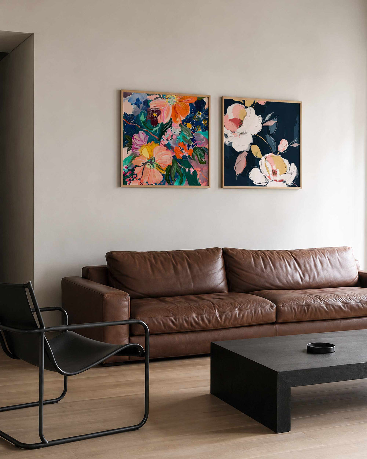Interieurpresentatie van een tweedelige vierkante posterset met bloemen en bladeren