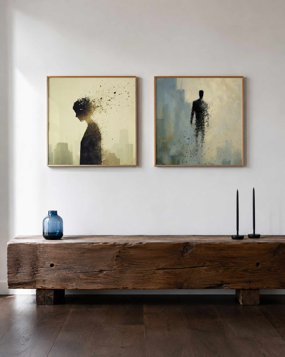 Interieurpresentatie van een tweedelige vierkante posterset met silhouetten in beweging
