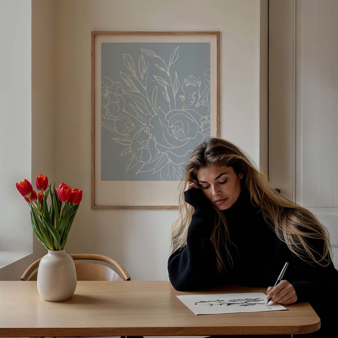 Elegante Bloemenposter in Subtiel Blauw Poster-WallArtistic