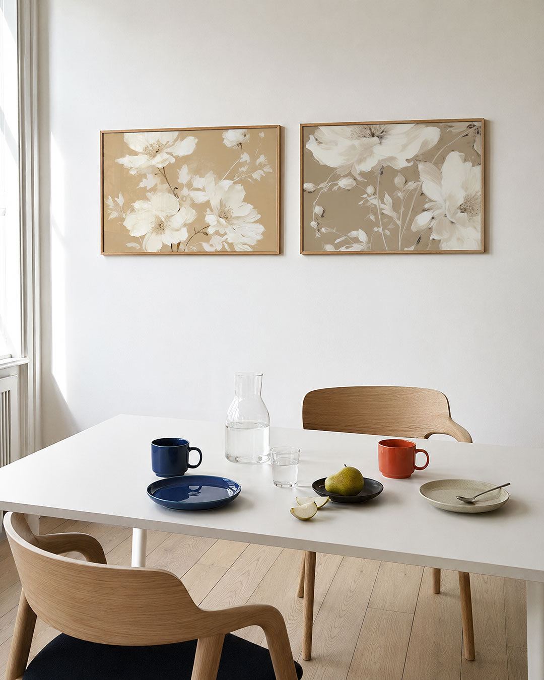 Tweedelige posterset met delicate witte bloemen op een warme beige achtergrond, getoond in een interieur