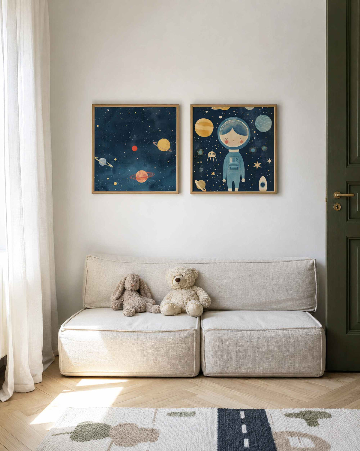 Interieurpresentatie van een tweedelige vierkante posterset met planeten en astronaut