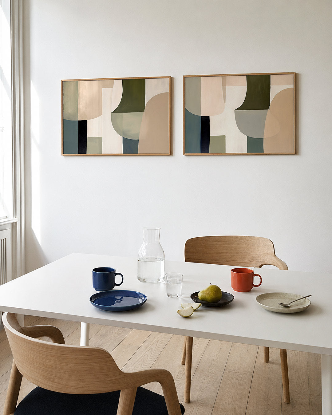 Twee liggende posters met zachte kleuren en vloeiende lijnen, aan de muur in een interieur