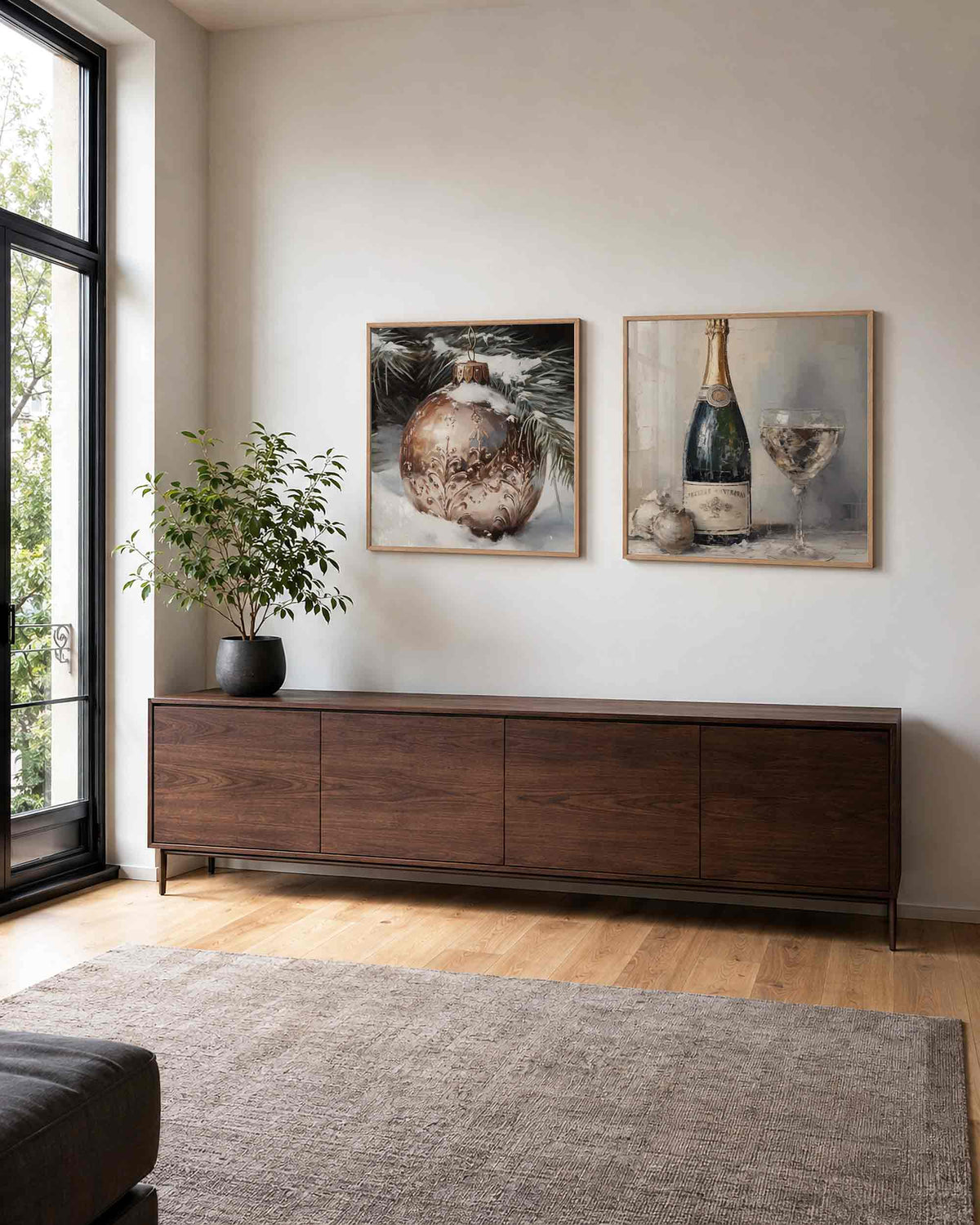 Interieurpresentatie van een tweedelige vierkante posterset met kerstbal en champagne
